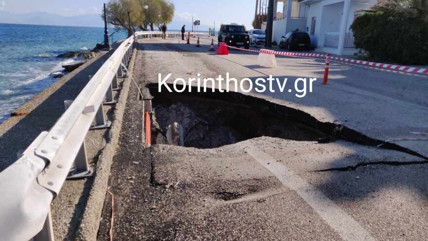 Ξυλόκαστρο: Άνοιξε η γη και «κατάπιε» τμήμα της παλαιάς Εθνικής Οδού - Βίντεο και φωτογραφίες