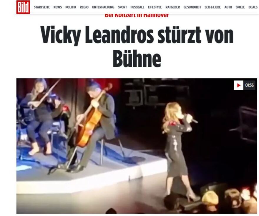 Βίκυ Λέανδρος: Ατύχημα για την τραγουδίστρια - Έπεσε από τη σκηνή σε συναυλία στο Αννόβερο