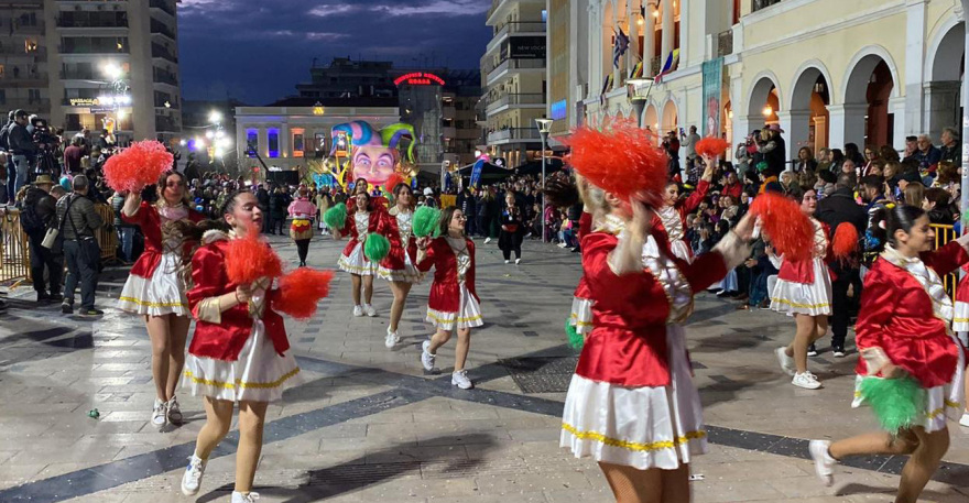 Πατρινό καρναβάλι: Χορός και θέαμα στη νυχτερινή παρέλαση του Σαββάτου - Δείτε βίντεο, φωτογραφίες