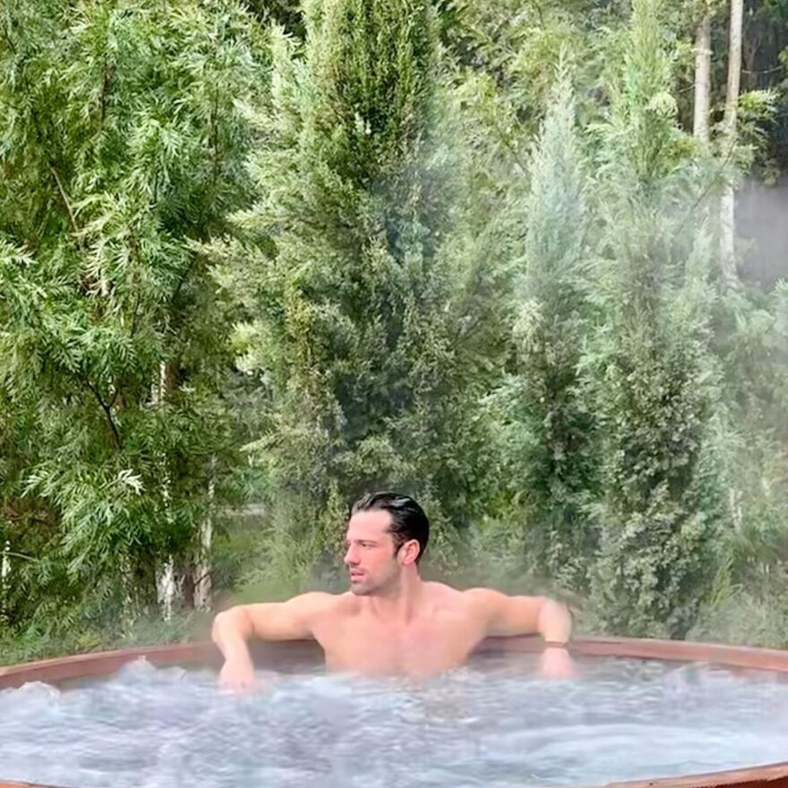 Κωνσταντίνος Αργυρός: O τραγουδιστής απολαμβάνει το τζακούζι στη φύση