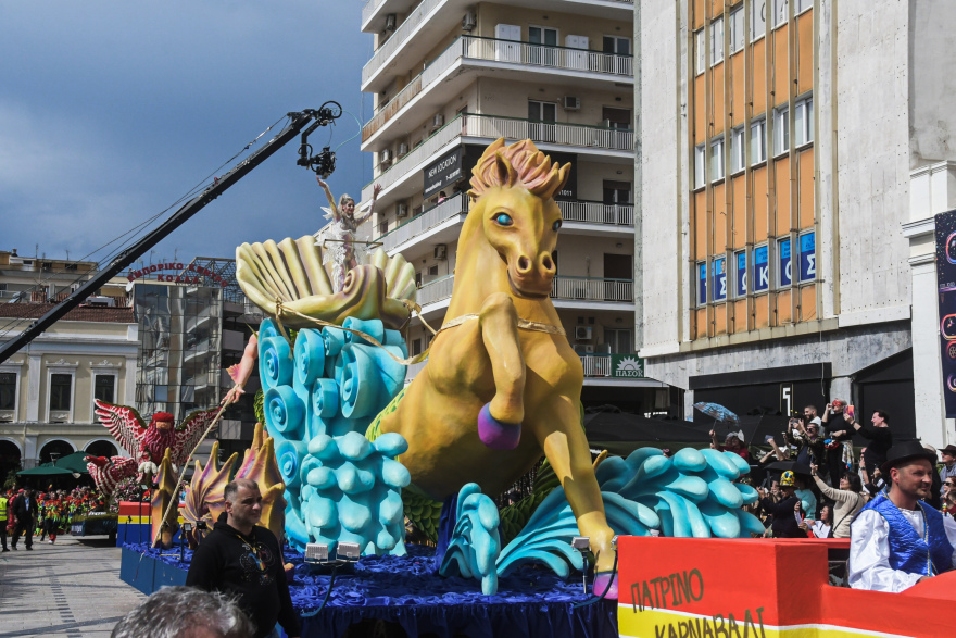 Έκαψαν τον καρνάβαλο στην Πάτρα - Περισσότεροι από 60 χιλιάδες πολίτες πήραν μέρος στις εκδηλώσεις