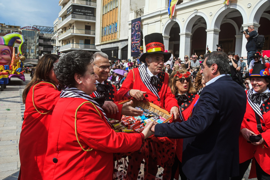 Έκαψαν τον καρνάβαλο στην Πάτρα - Περισσότεροι από 60 χιλιάδες πολίτες πήραν μέρος στις εκδηλώσεις