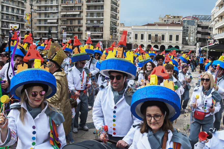 Έκαψαν τον καρνάβαλο στην Πάτρα - Περισσότεροι από 60 χιλιάδες πολίτες πήραν μέρος στις εκδηλώσεις