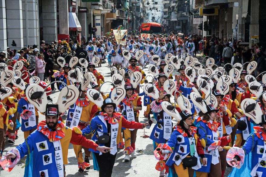 Έκαψαν τον καρνάβαλο στην Πάτρα - Περισσότεροι από 60 χιλιάδες πολίτες πήραν μέρος στις εκδηλώσεις