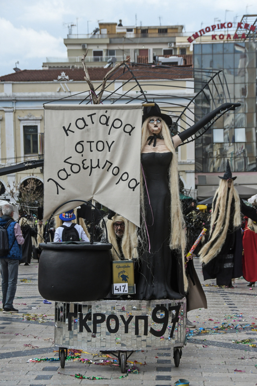 Έκαψαν τον καρνάβαλο στην Πάτρα - Περισσότεροι από 60 χιλιάδες πολίτες πήραν μέρος στις εκδηλώσεις