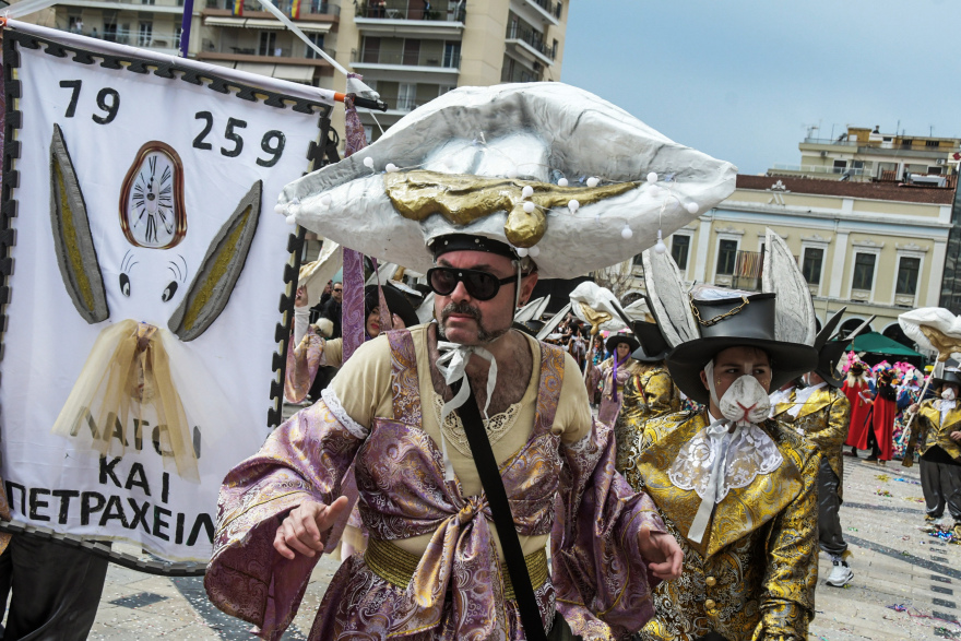 Έκαψαν τον καρνάβαλο στην Πάτρα - Περισσότεροι από 60 χιλιάδες πολίτες πήραν μέρος στις εκδηλώσεις