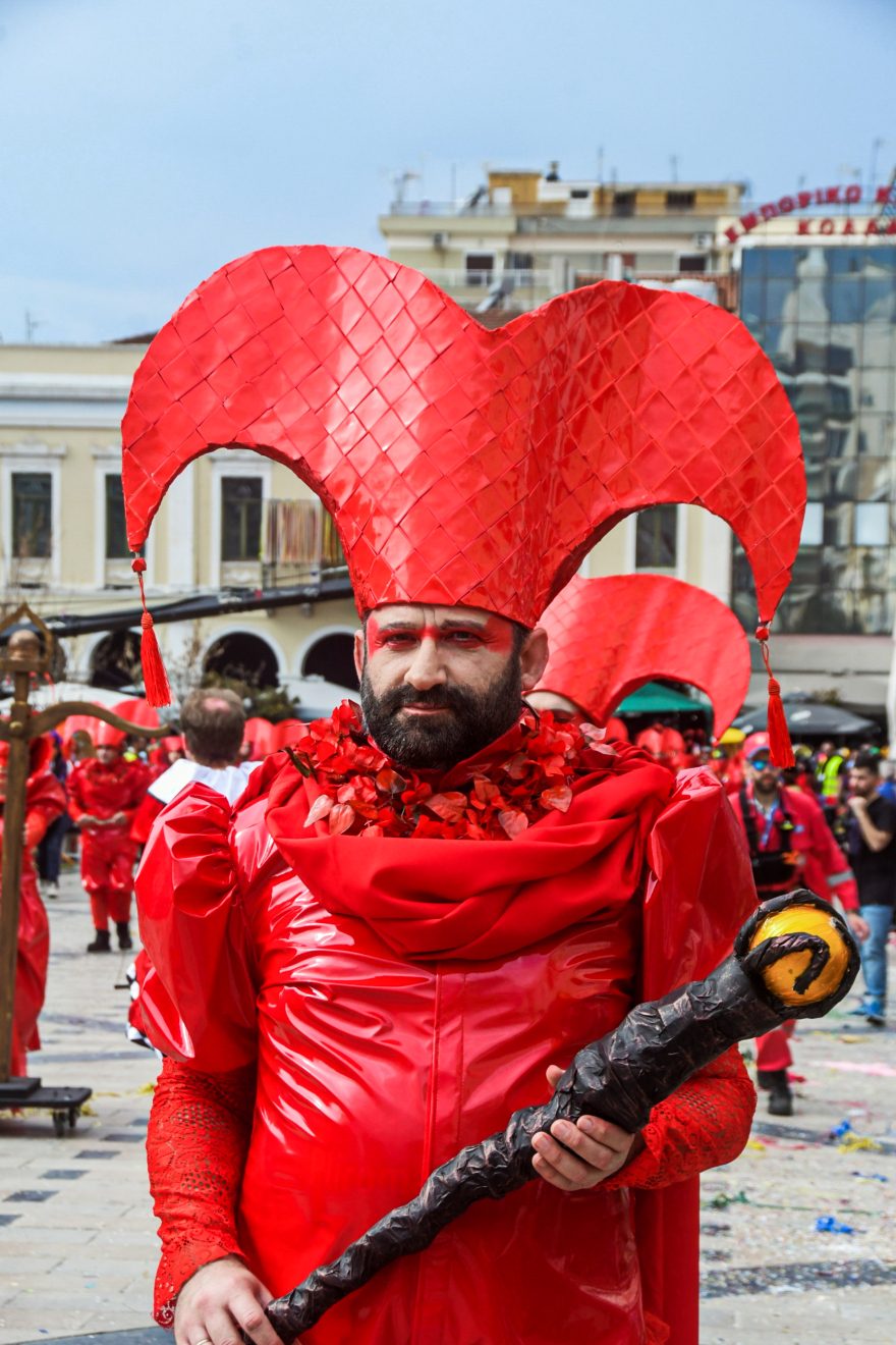 Έκαψαν τον καρνάβαλο στην Πάτρα - Περισσότεροι από 60 χιλιάδες πολίτες πήραν μέρος στις εκδηλώσεις