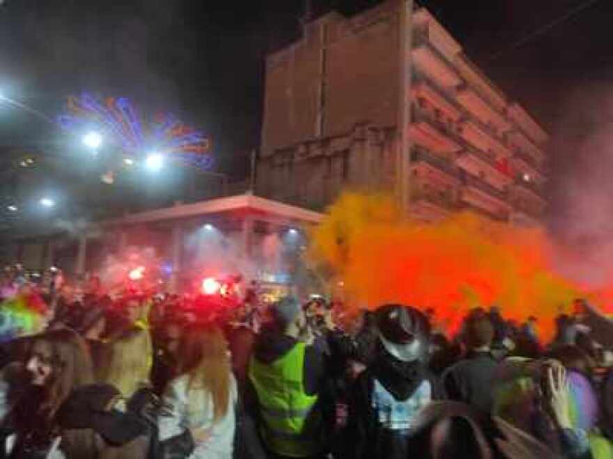 Πατρινό καρναβάλι: Πάρτι μέχρι το πρωί και χιλιάδες κόσμου στους δρόμους της πόλης - Δείτε βίντεο