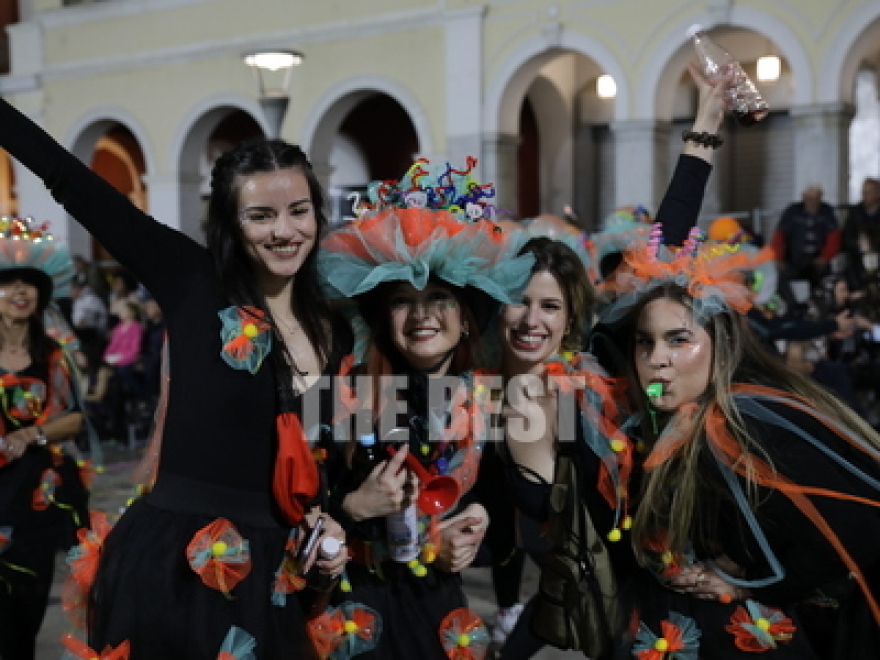 Πατρινό καρναβάλι: Πάρτι μέχρι το πρωί και χιλιάδες κόσμου στους δρόμους της πόλης - Δείτε βίντεο