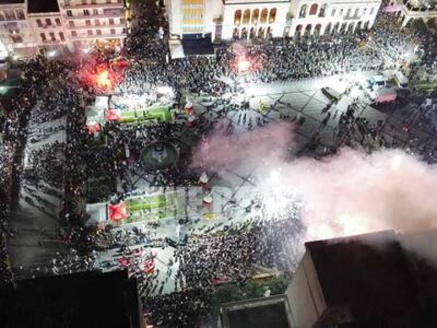 Πατρινό καρναβάλι: Πάρτι μέχρι το πρωί και χιλιάδες κόσμου στους δρόμους της πόλης - Δείτε βίντεο