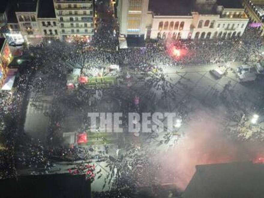 Πατρινό καρναβάλι: Πάρτι μέχρι το πρωί και χιλιάδες κόσμου στους δρόμους της πόλης - Δείτε βίντεο