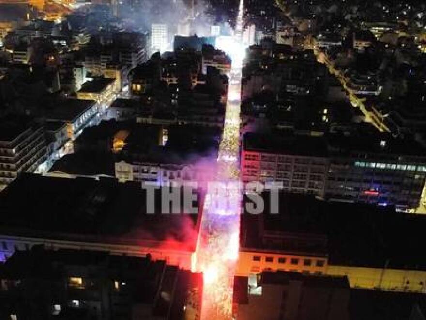 Πατρινό καρναβάλι: Πάρτι μέχρι το πρωί και χιλιάδες κόσμου στους δρόμους της πόλης - Δείτε βίντεο