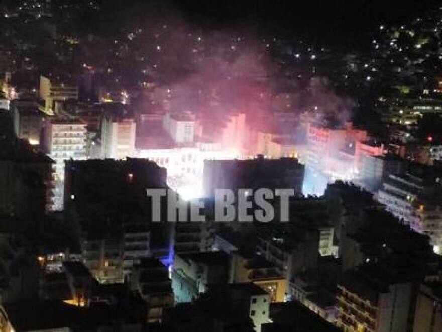 Πατρινό καρναβάλι: Πάρτι μέχρι το πρωί και χιλιάδες κόσμου στους δρόμους της πόλης - Δείτε βίντεο