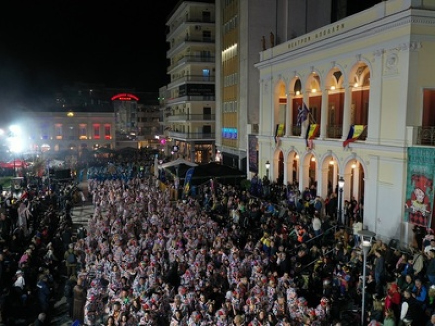 Πατρινό καρναβάλι: Πάρτι μέχρι το πρωί και χιλιάδες κόσμου στους δρόμους της πόλης - Δείτε βίντεο