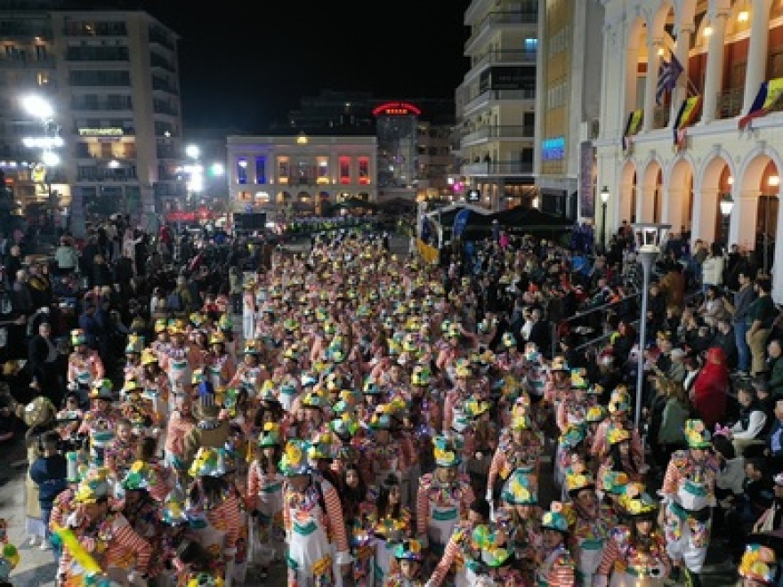 Πατρινό καρναβάλι: Πάρτι μέχρι το πρωί και χιλιάδες κόσμου στους δρόμους της πόλης - Δείτε βίντεο
