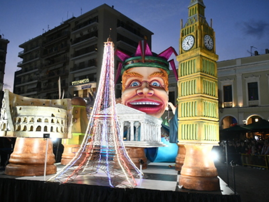 Πατρινό καρναβάλι: Πάρτι μέχρι το πρωί και χιλιάδες κόσμου στους δρόμους της πόλης - Δείτε βίντεο