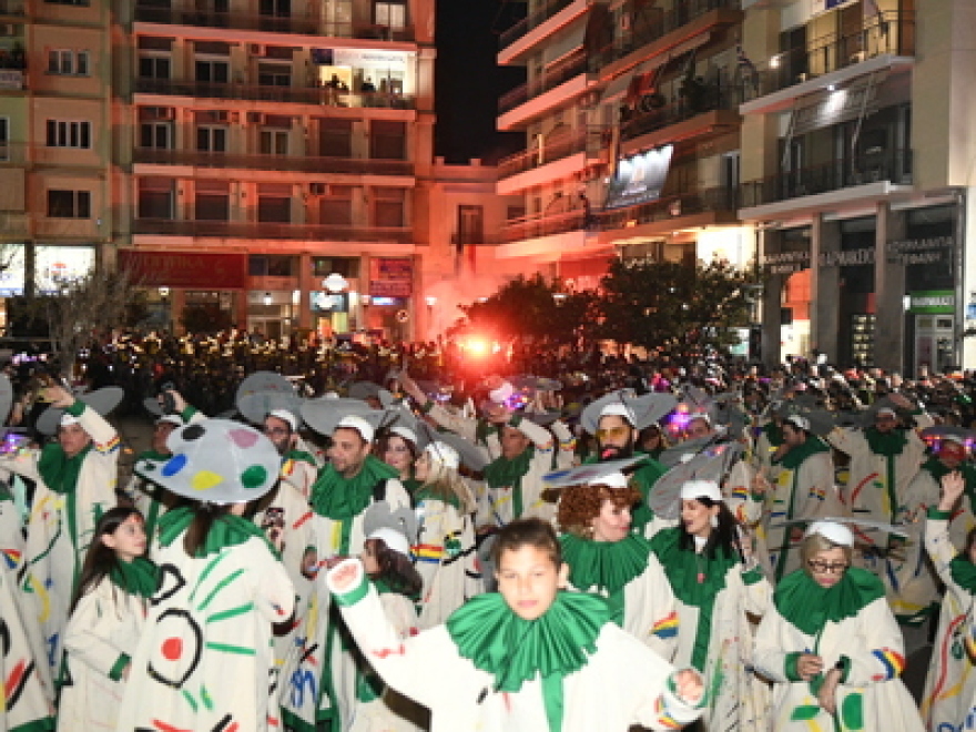 Πατρινό καρναβάλι: Πάρτι μέχρι το πρωί και χιλιάδες κόσμου στους δρόμους της πόλης - Δείτε βίντεο