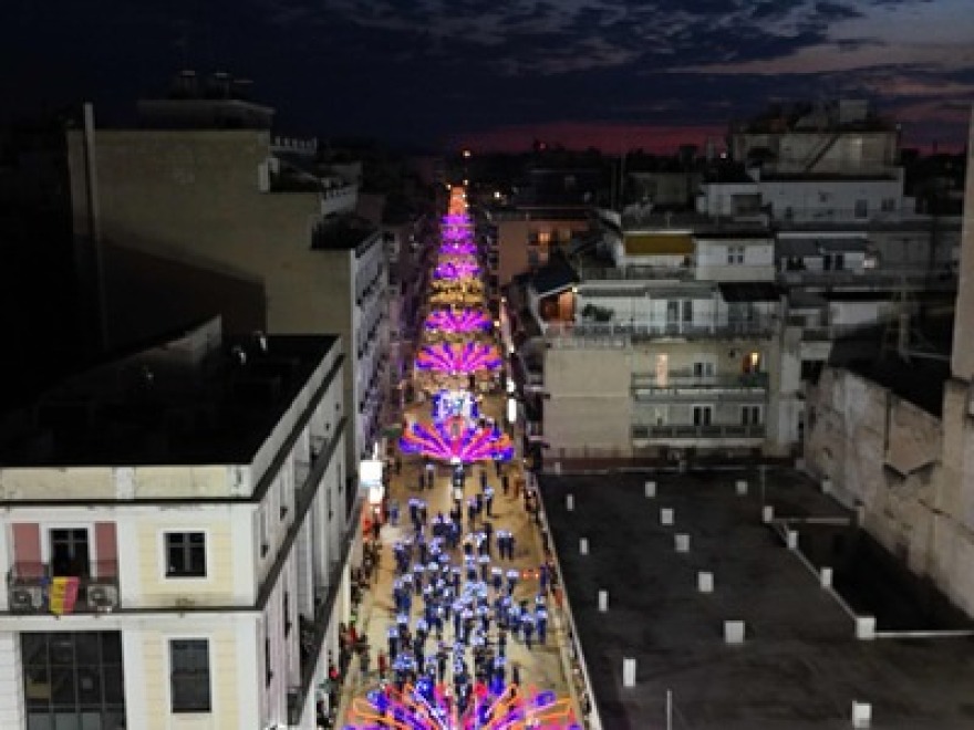 Πατρινό καρναβάλι: Πάρτι μέχρι το πρωί και χιλιάδες κόσμου στους δρόμους της πόλης - Δείτε βίντεο