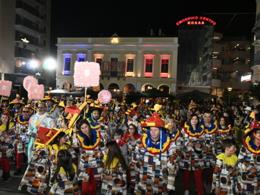 Πατρινό καρναβάλι: Πάρτι μέχρι το πρωί και χιλιάδες κόσμου στους δρόμους της πόλης - Δείτε βίντεο