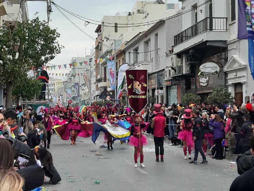  Ρέθυμνο: Ξεφάντωμα στη μεγάλη καρναβαλική παρέλαση - Δείτε φωτογραφίες