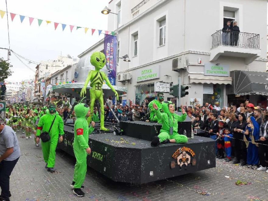  Ρέθυμνο: Ξεφάντωμα στη μεγάλη καρναβαλική παρέλαση - Δείτε φωτογραφίες