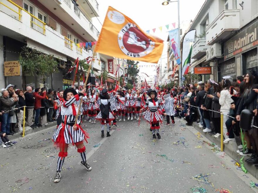  Ρέθυμνο: Ξεφάντωμα στη μεγάλη καρναβαλική παρέλαση - Δείτε φωτογραφίες