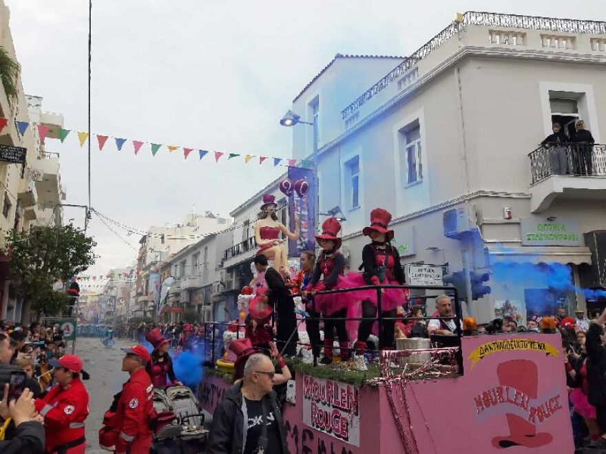  Ρέθυμνο: Ξεφάντωμα στη μεγάλη καρναβαλική παρέλαση - Δείτε φωτογραφίες