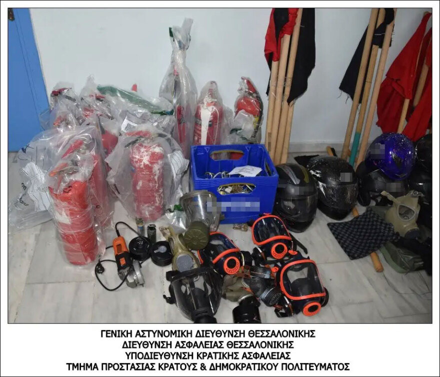 ΑΠΘ: Ναυτικούς πυρσούς, μεταλλικούς κόφτες και κοντάρια βρήκαν στην έφοδο της ΕΛΑΣ