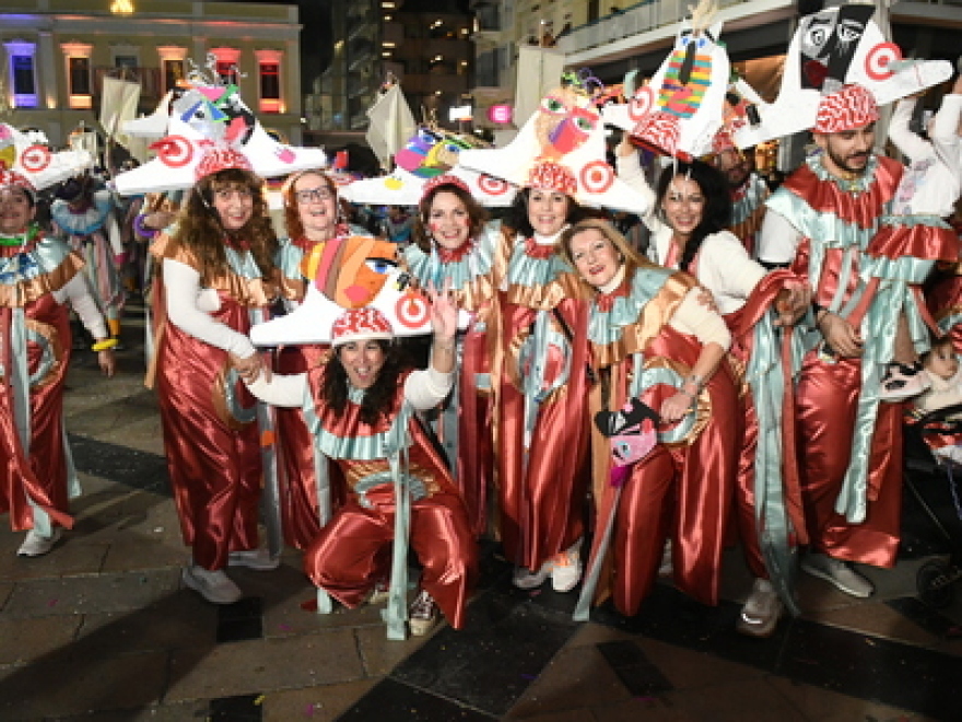 Πατρινό καρναβάλι: Πάρτι μέχρι το πρωί και χιλιάδες κόσμου στους δρόμους της πόλης - Δείτε βίντεο