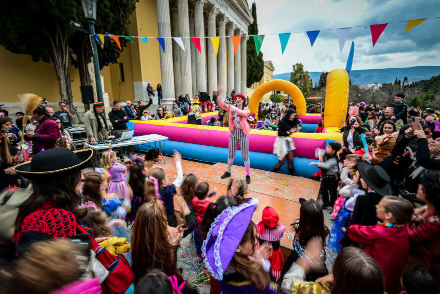 Πάτρα: Δείτε  τη μεγάλη παρέλαση για το Καρναβάλι - Σε καρναβαλικό ρυθμό όλη η χώρα