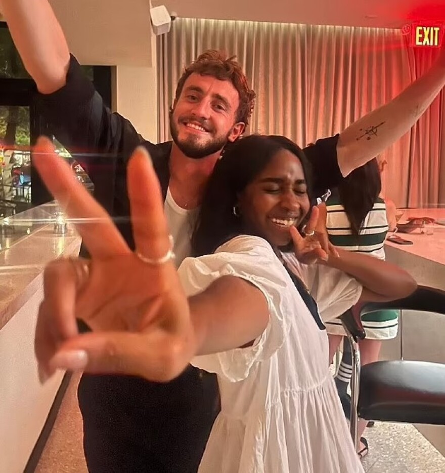 Πολ Μέσκαλ: Ανέβασε φωτογραφία με την ηθοποιό από το «Bear» - Οι θαυμαστές τους θέλουν μαζί 