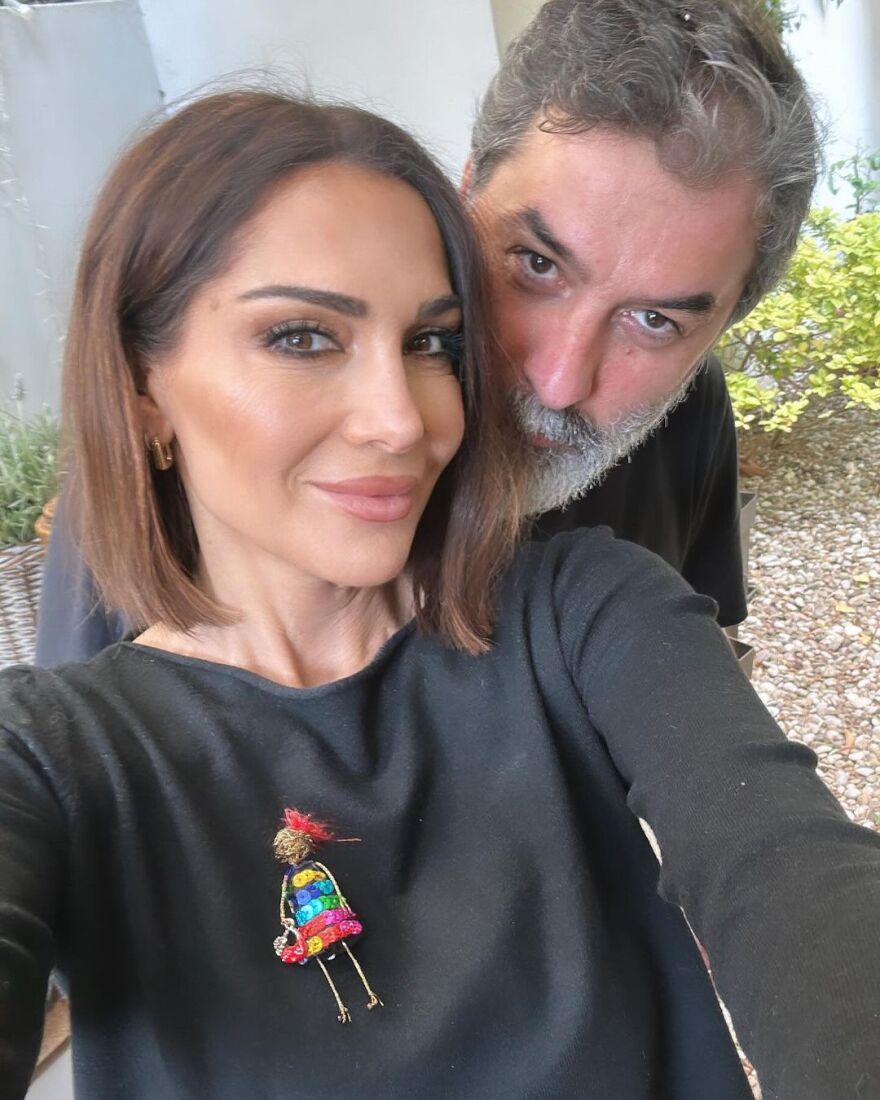 H Δέσποινα Βανδή φωτογραφίζεται αγκαλιά με τον Βασίλη Μπισμπίκη μετά την περιπέτεια της υγείας του