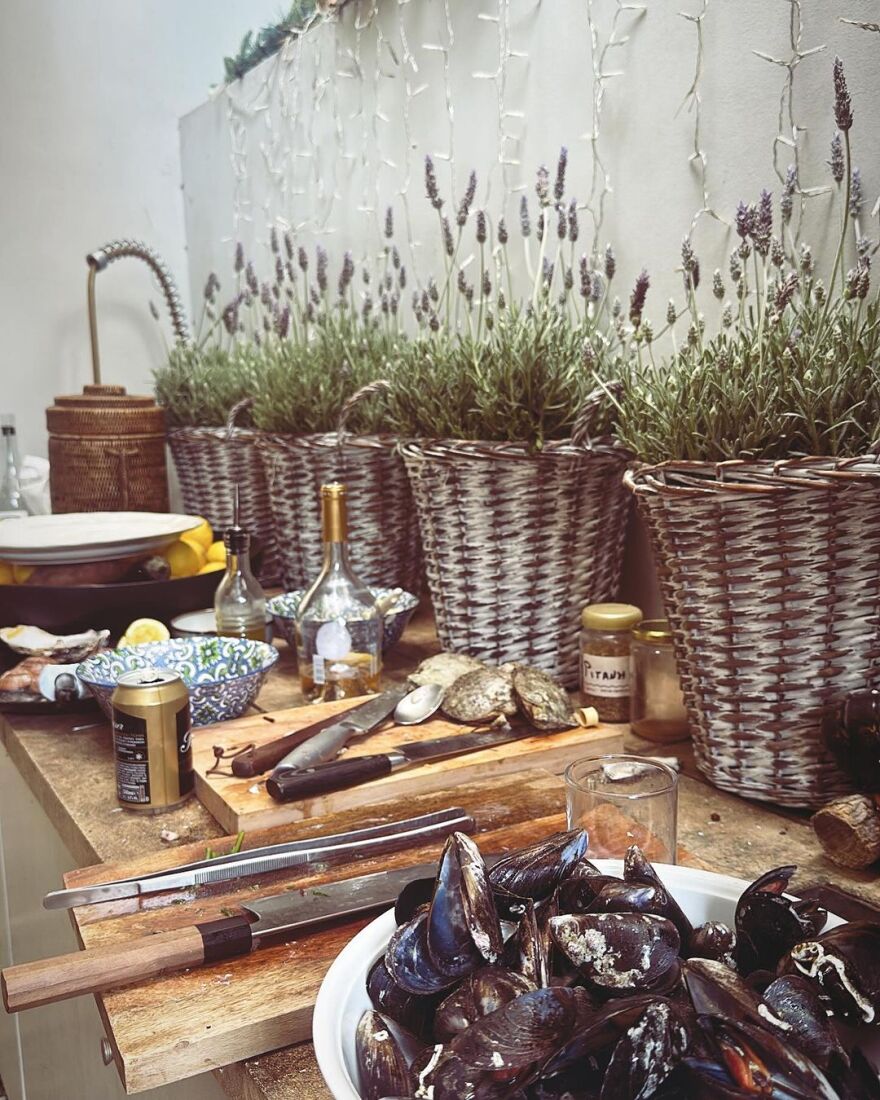 H Δέσποινα Βανδή φωτογραφίζεται αγκαλιά με τον Βασίλη Μπισμπίκη μετά την περιπέτεια της υγείας του