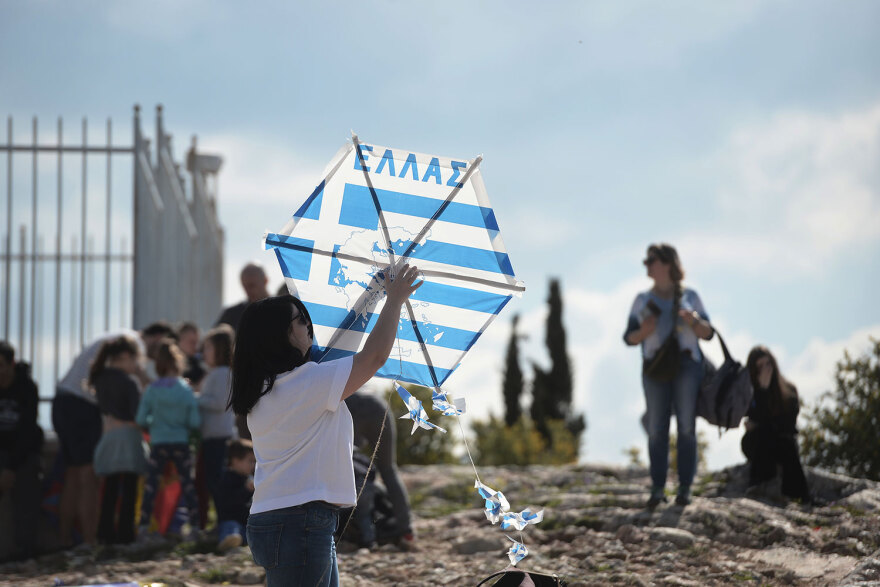 Καθαρά Δευτέρα: Γέμισε με χαρταετούς ο ουρανός πάνω από την Αθήνα - Δείτε βίντεο και φωτογραφίες