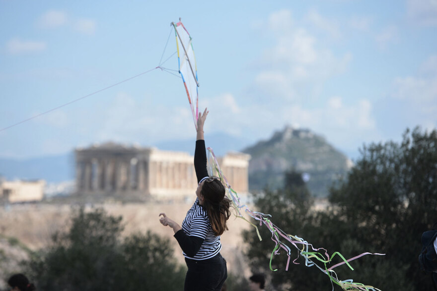 Καθαρά Δευτέρα: Γέμισε με χαρταετούς ο ουρανός πάνω από την Αθήνα - Δείτε βίντεο και φωτογραφίες