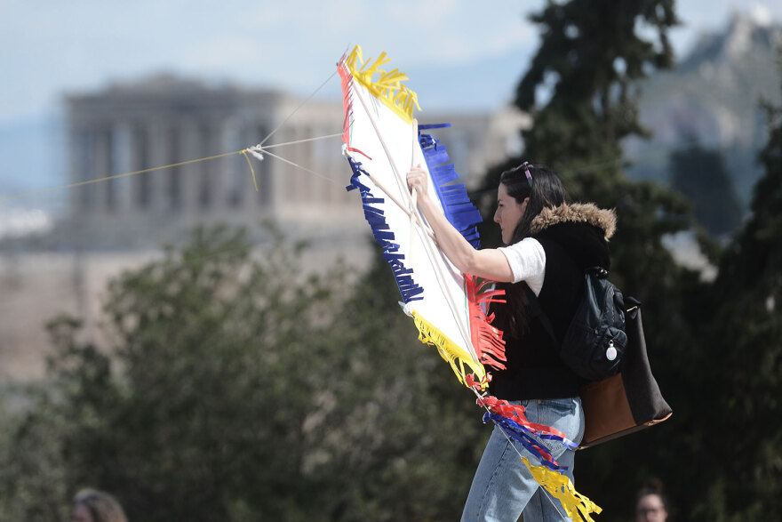 Καθαρά Δευτέρα: Γέμισε με χαρταετούς ο ουρανός πάνω από την Αθήνα - Δείτε βίντεο και φωτογραφίες