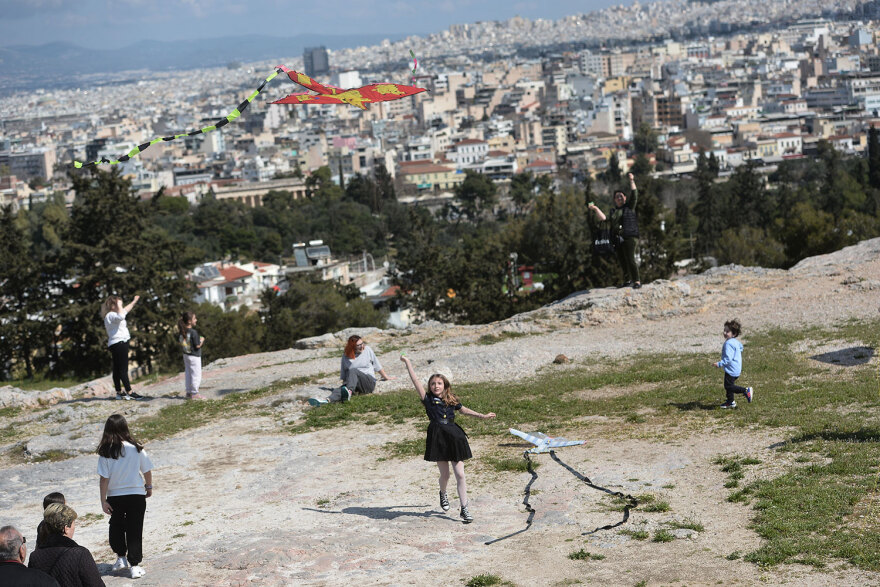 Καθαρά Δευτέρα: Γέμισε με χαρταετούς ο ουρανός πάνω από την Αθήνα - Δείτε βίντεο και φωτογραφίες