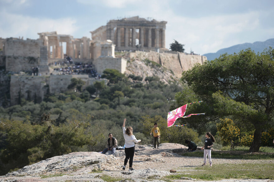 Καθαρά Δευτέρα: Γέμισε με χαρταετούς ο ουρανός πάνω από την Αθήνα - Δείτε βίντεο και φωτογραφίες