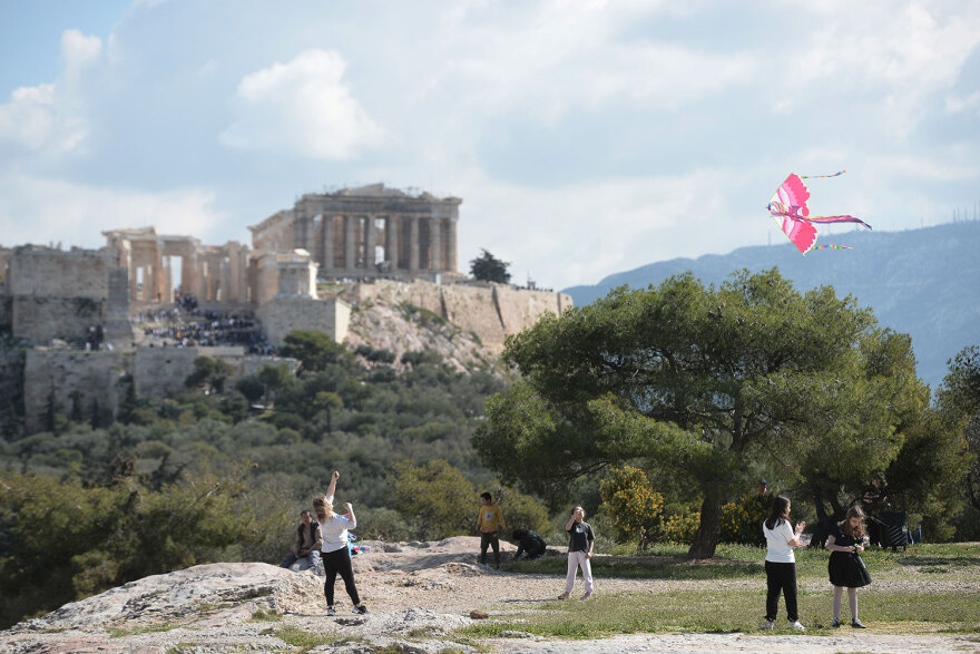 Καθαρά Δευτέρα: Γέμισε με χαρταετούς ο ουρανός πάνω από την Αθήνα - Δείτε βίντεο και φωτογραφίες