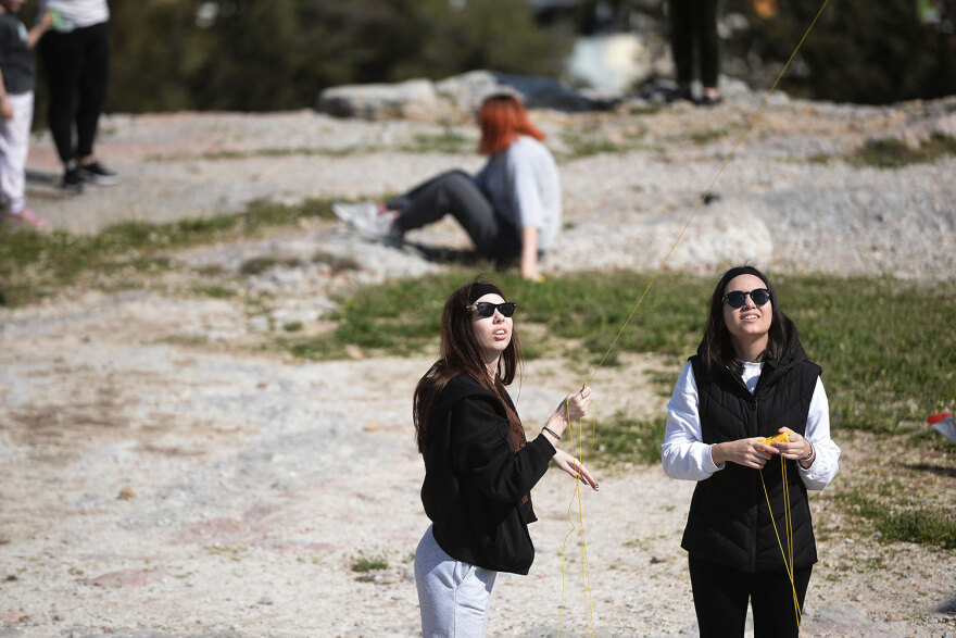 Καθαρά Δευτέρα: Γέμισε με χαρταετούς ο ουρανός πάνω από την Αθήνα - Δείτε βίντεο και φωτογραφίες