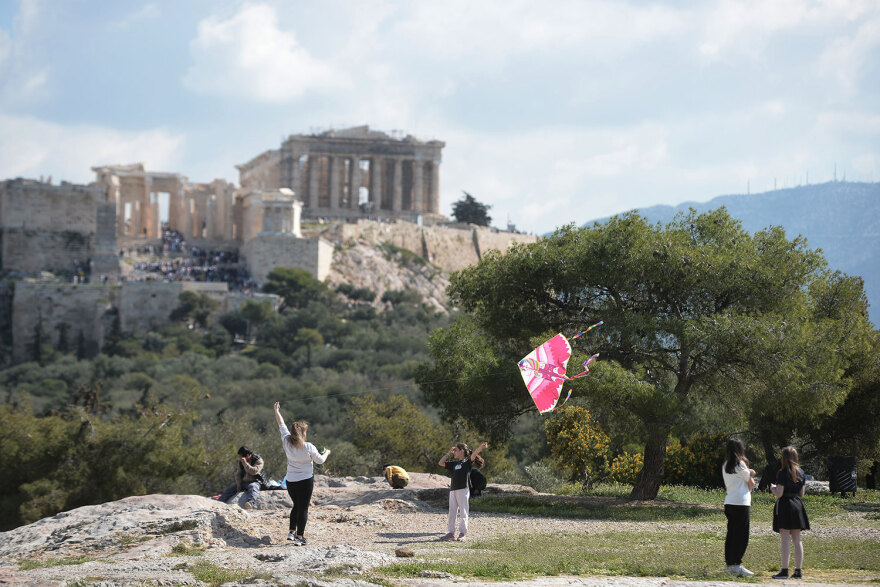 Καθαρά Δευτέρα: Γέμισε με χαρταετούς ο ουρανός πάνω από την Αθήνα - Δείτε βίντεο και φωτογραφίες