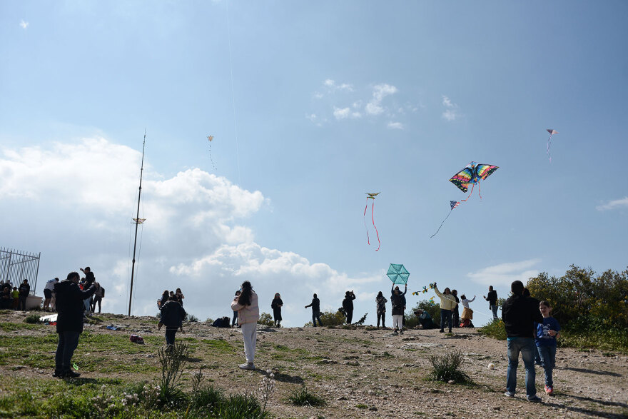 Καθαρά Δευτέρα: Γέμισε με χαρταετούς ο ουρανός πάνω από την Αθήνα - Δείτε βίντεο και φωτογραφίες