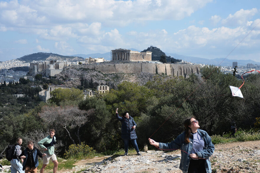 Καθαρά Δευτέρα: Γέμισε με χαρταετούς ο ουρανός πάνω από την Αθήνα - Δείτε βίντεο και φωτογραφίες