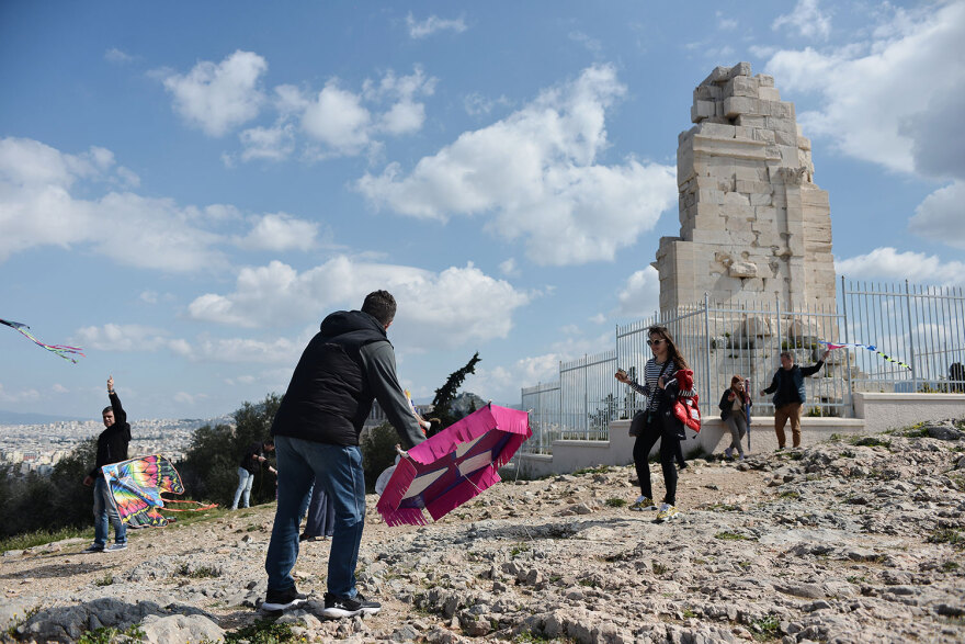Καθαρά Δευτέρα: Γέμισε με χαρταετούς ο ουρανός πάνω από την Αθήνα - Δείτε βίντεο και φωτογραφίες