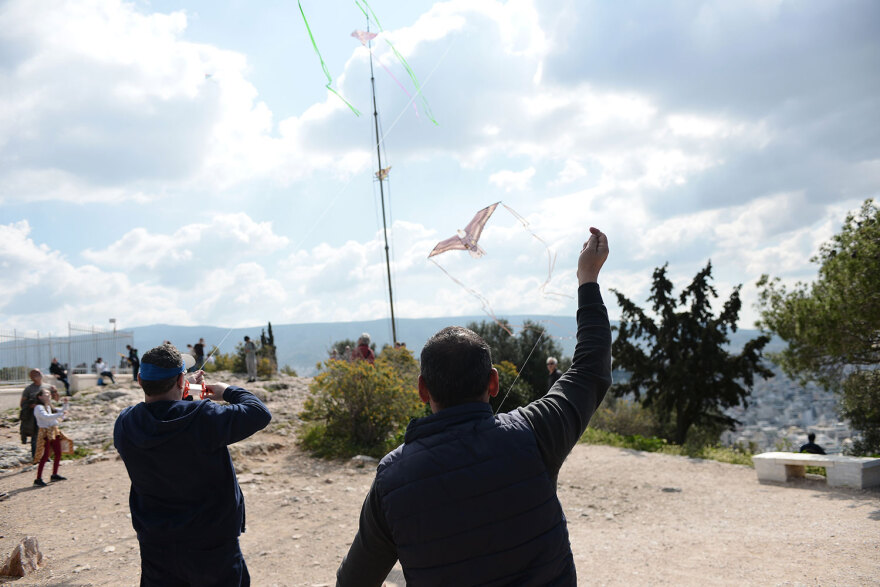 Καθαρά Δευτέρα: Γέμισε με χαρταετούς ο ουρανός πάνω από την Αθήνα - Δείτε βίντεο και φωτογραφίες