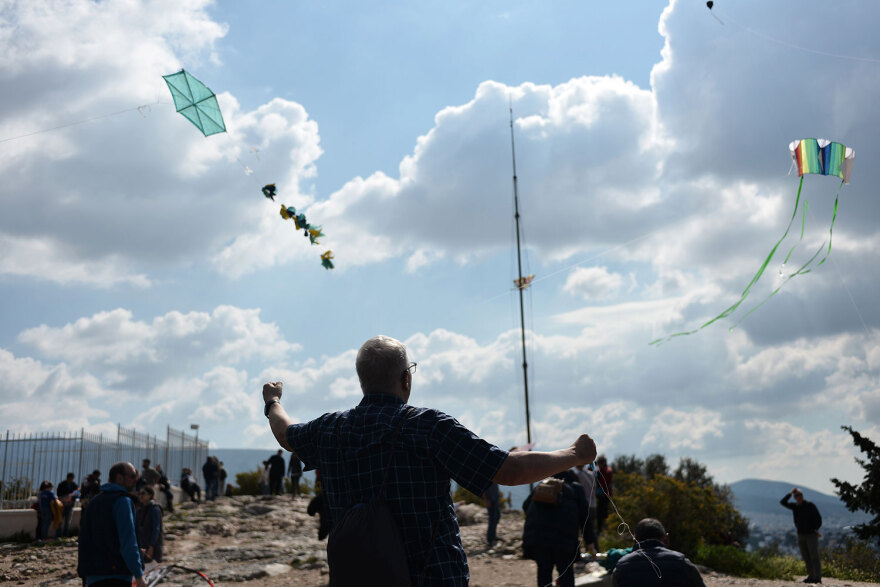 Καθαρά Δευτέρα: Γέμισε με χαρταετούς ο ουρανός πάνω από την Αθήνα - Δείτε βίντεο και φωτογραφίες