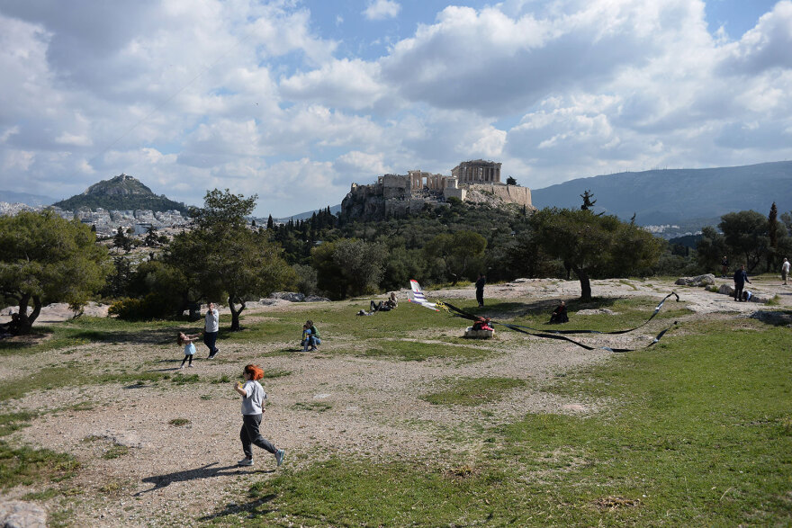 Καθαρά Δευτέρα: Γέμισε με χαρταετούς ο ουρανός πάνω από την Αθήνα - Δείτε βίντεο και φωτογραφίες