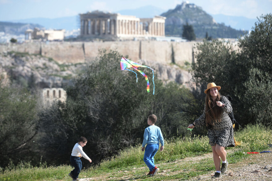 Καθαρά Δευτέρα: Γέμισε με χαρταετούς ο ουρανός πάνω από την Αθήνα - Δείτε βίντεο και φωτογραφίες