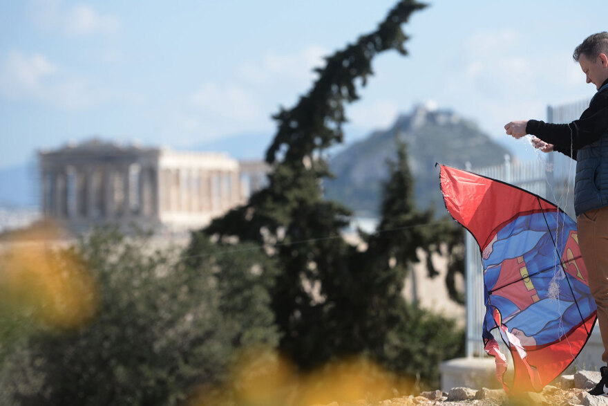 Καθαρά Δευτέρα: Γέμισε με χαρταετούς ο ουρανός πάνω από την Αθήνα - Δείτε βίντεο και φωτογραφίες