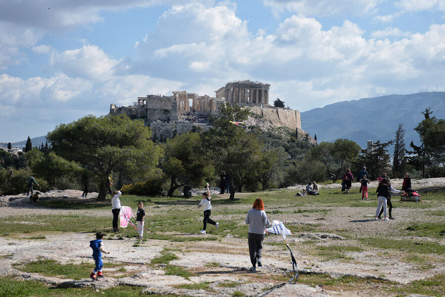 Καθαρά Δευτέρα: Γέμισε με χαρταετούς ο ουρανός πάνω από την Αθήνα - Δείτε βίντεο και φωτογραφίες